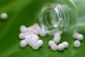 globulos-homeopatia-hojas-verdes_525574-1548