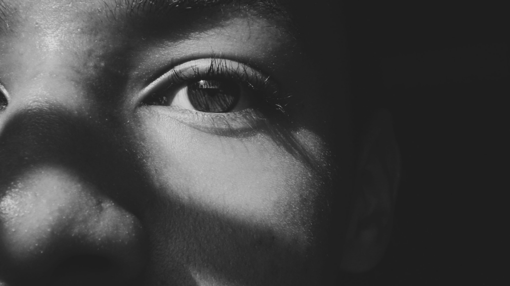 Prevenir las Primeras Líneas de Expresión en el Contorno de los Ojos cosmética natural Naturetica