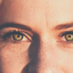 Prevenir las Primeras Líneas de Expresión en el Contorno de los Ojos cosmética natural Naturetica