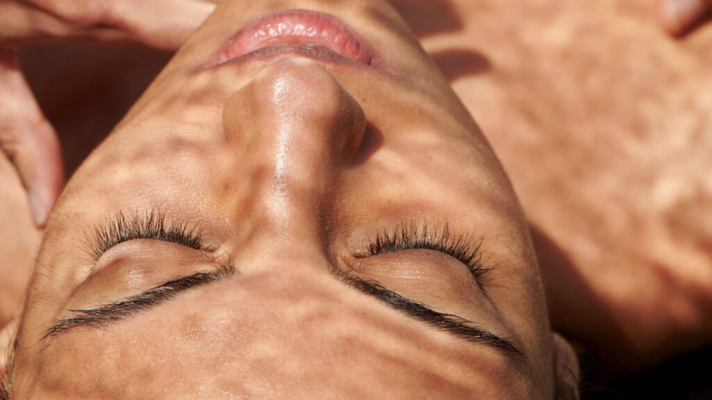 Cuidados de la Piel para Personas con Manchas Oscuras y Melasma cosmética natural Naturetica